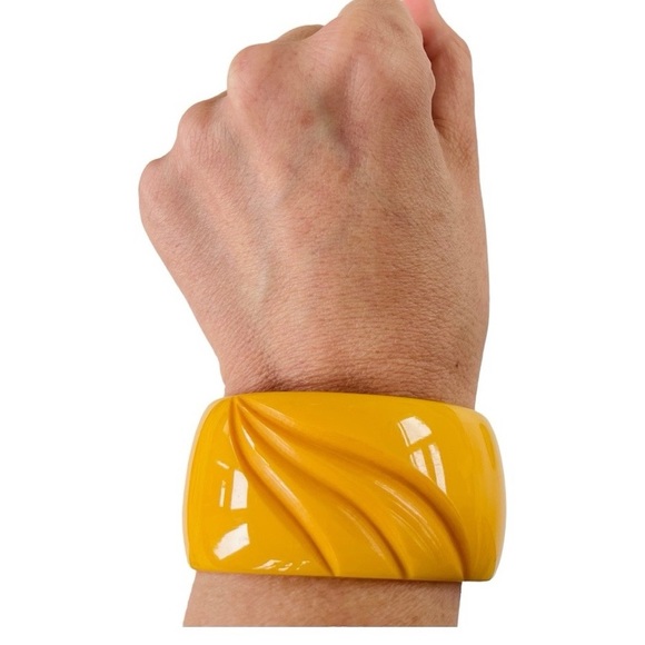 Vintage Jewelry - Vintage Butterscotch Yellow Carved Bakelite Cuff Bracelet